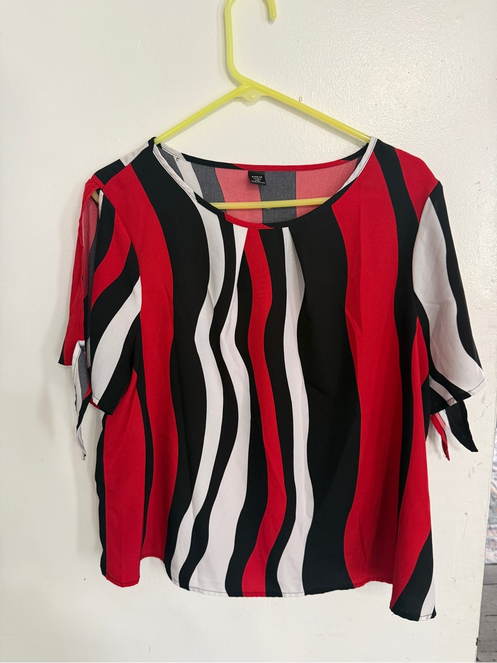SHEIN Red Black White Wave-Stripe Short Sleeve Blouse